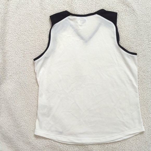 Women's NIKE light weight workout tank. - Picture 7 of 12